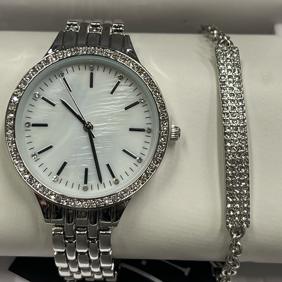 I.N.C Ladies Watch with Bracelet - Picture 2 of 3